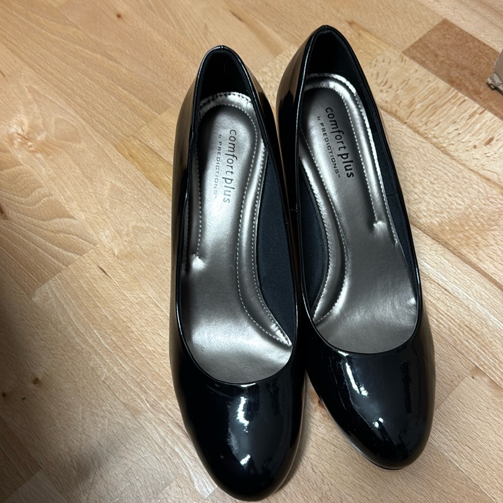 Lightly worn women’s black heels size 12 shiny black